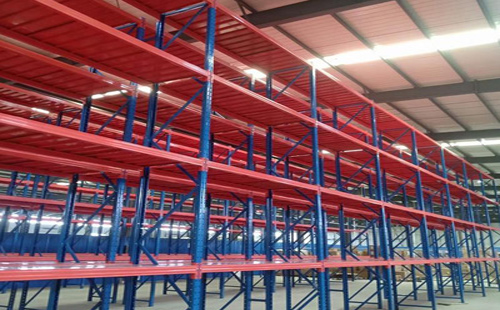 白银货物与员工双保险：重型货架安全操作指南——从载荷到防撞的全流程要点