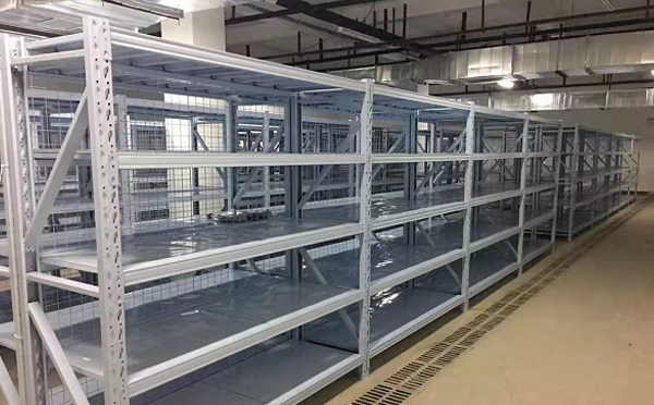 白银铸件仓提速：条码+窄通道方案实测——兼论仓储货架层载设计